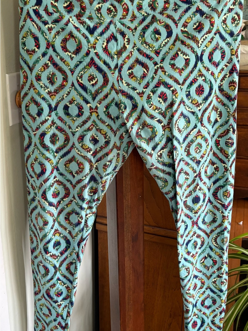 Woman’s ' Teal Patterned Stretch Leggings Lularoe tall, and curvy large